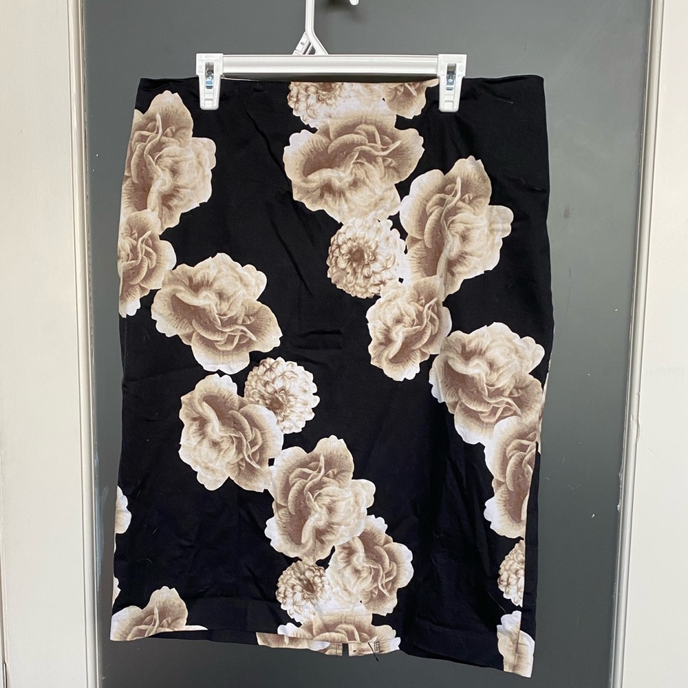 Black & white flowered pencil skirt New York & Co